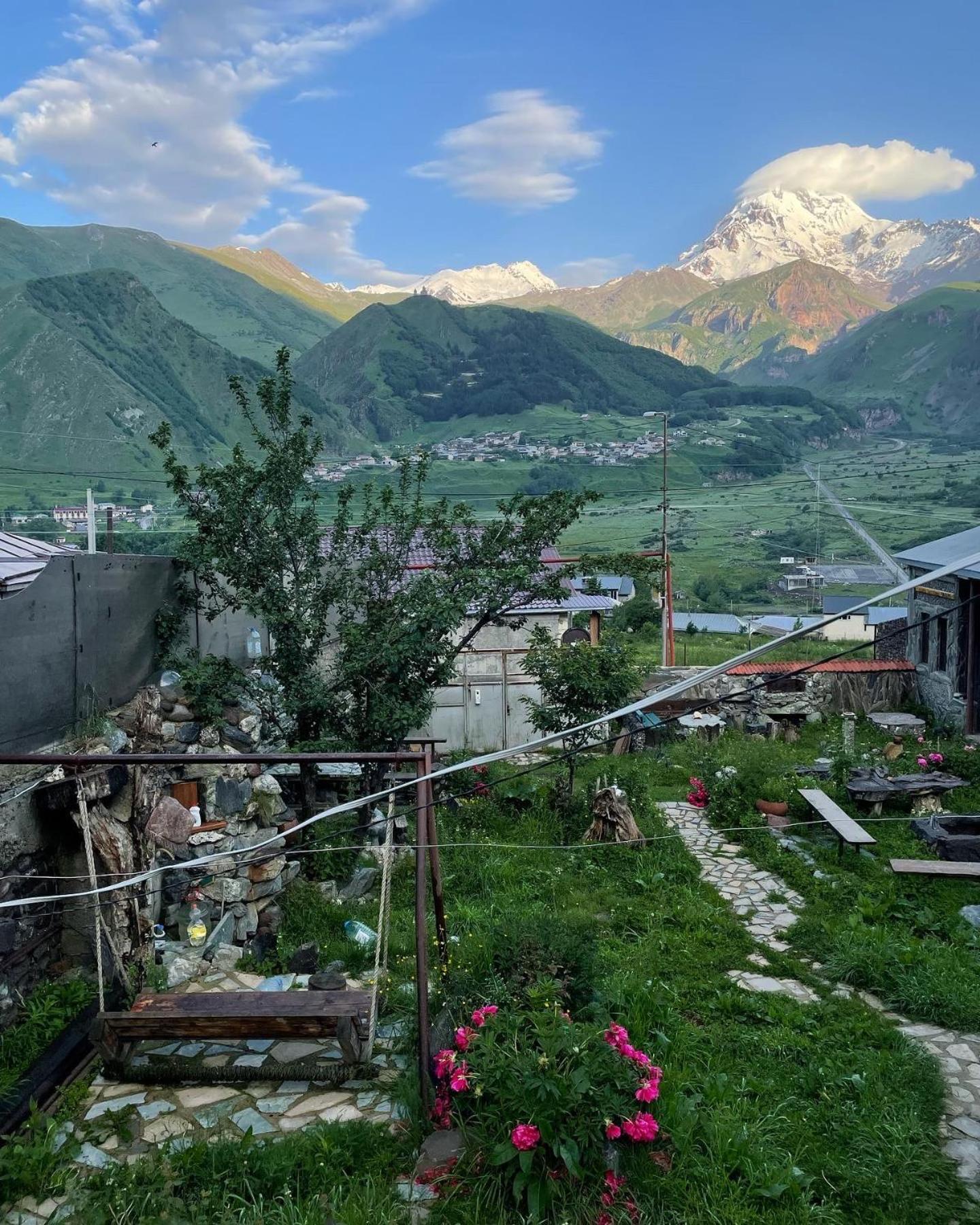 Qusha Guesthouse Meeting In The Mountains And Views 卡兹贝吉 外观 照片