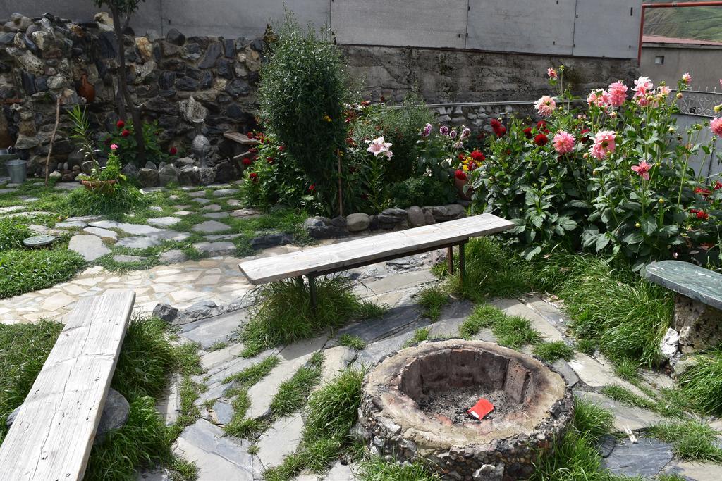 Qusha Guesthouse Meeting In The Mountains And Views 卡兹贝吉 外观 照片