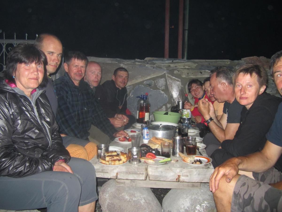 Qusha Guesthouse Meeting In The Mountains And Views 卡兹贝吉 外观 照片